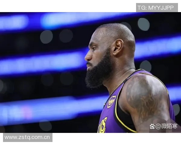 老詹再度引发争议球迷热议其吸引眼球的手段与库里三度胜利的背后原因 老詹再度引发争议球迷热议其吸引眼球的手段与库里三度胜利的背后原因