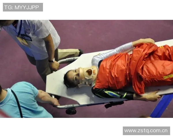 克鲁塞罗门将卡西奥遭队友膝盖撞击意外休克紧急被换下 克鲁塞罗门将卡西奥遭队友膝盖撞击意外休克紧急被换下