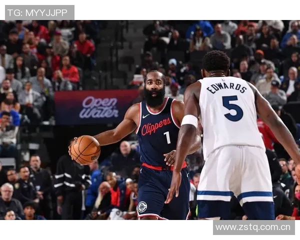 爱德华兹半场表现亮眼11投5中贡献14分1篮板1助攻1盖帽