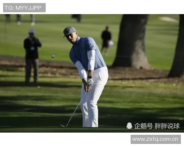 詹姆斯在家高尔夫模拟器练球分享精进球技的日常时光